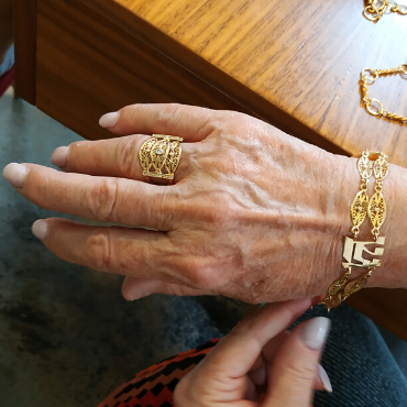 התכשיטים של שרית