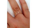 טבעת נישואין בעיצוב ייחודי משובצת מגוון אבני חן
