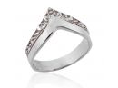 טבעת נישואין ייחודית בצורת וי בזהב לבן