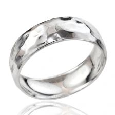 טבעת נישואין מרוקעת בגימור מבריק מזהב לבן 14 קראט