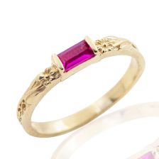 טבעת מעוטרת בסגנון וינטאג' משובצת אבן רובי באגט