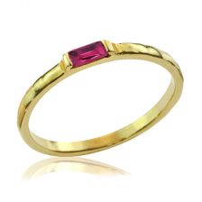 טבעת זהב משובצת אבן רובי מלבנית