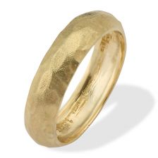 טבעת נישואין עגולה ומרוקעת 