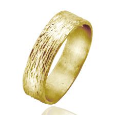 טבעת נישואין רחבה בעבודת יד ייחודית 