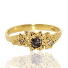 טבעת פרחים עם יהלום אפור ויהלומים