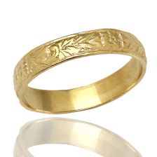 טבעת נישואין מעוטרת בחריטה פרחונית
