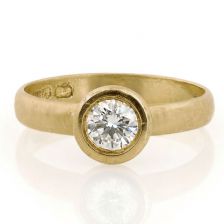טבעת אירוסין מודרנית משובצת יהלום 