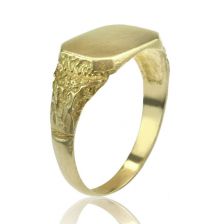 טבעת חותם זהב 14 קראט עם חריטה בצדדים