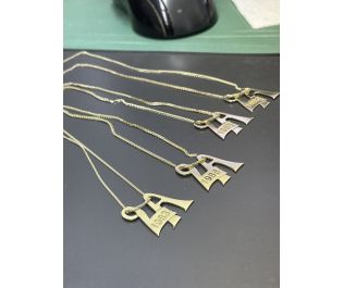 השרשראות של אבי ולאה