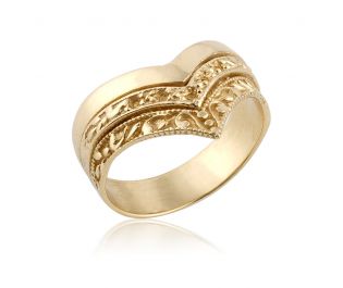טבעת נישואין המורכבת משלוש טבעות וי ייחודיות