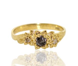 טבעת פרחים עם יהלום אפור ויהלומים