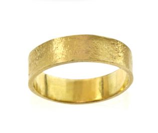 טבעת נישואין לגבר רחבה בגימור מט מזהב 14 קראט