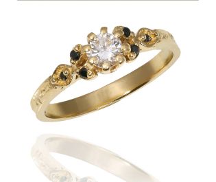 טבעת אירוסין וינטג' משובצת יהלומים לבנים ושחורים