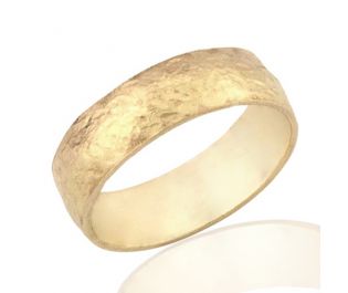 טבעת נישואין מודרנית רחבה ומרוקעת
