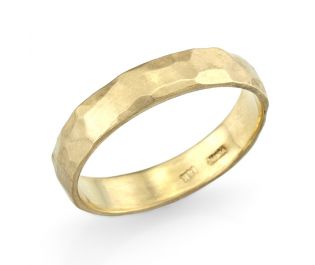 טבעת נישואין מרוקעת ומבריקה