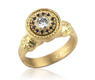 טבעת ייחודית משובצת יהלומים