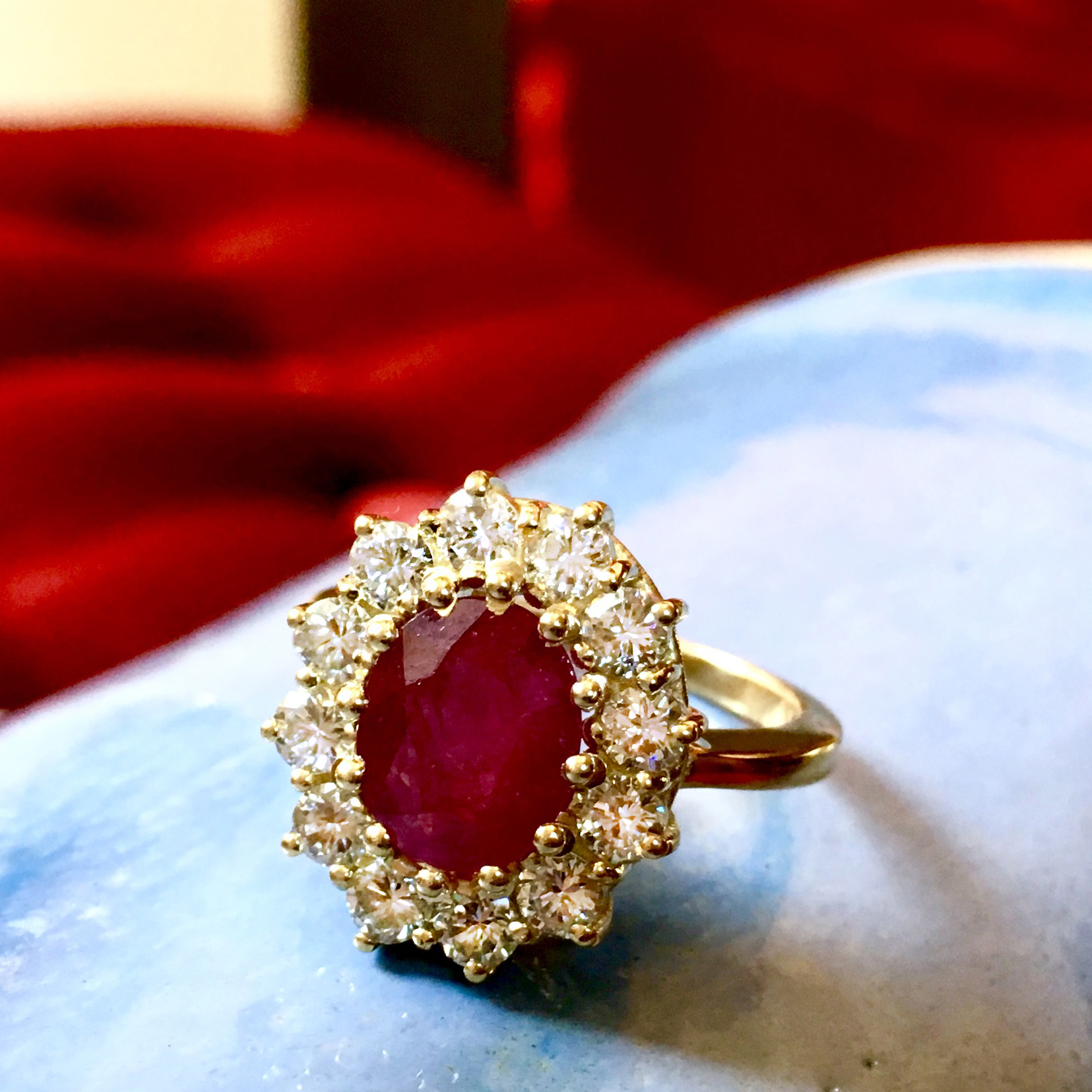 טבעת בסגנון דיאנה משובצת רובי ויהלמים