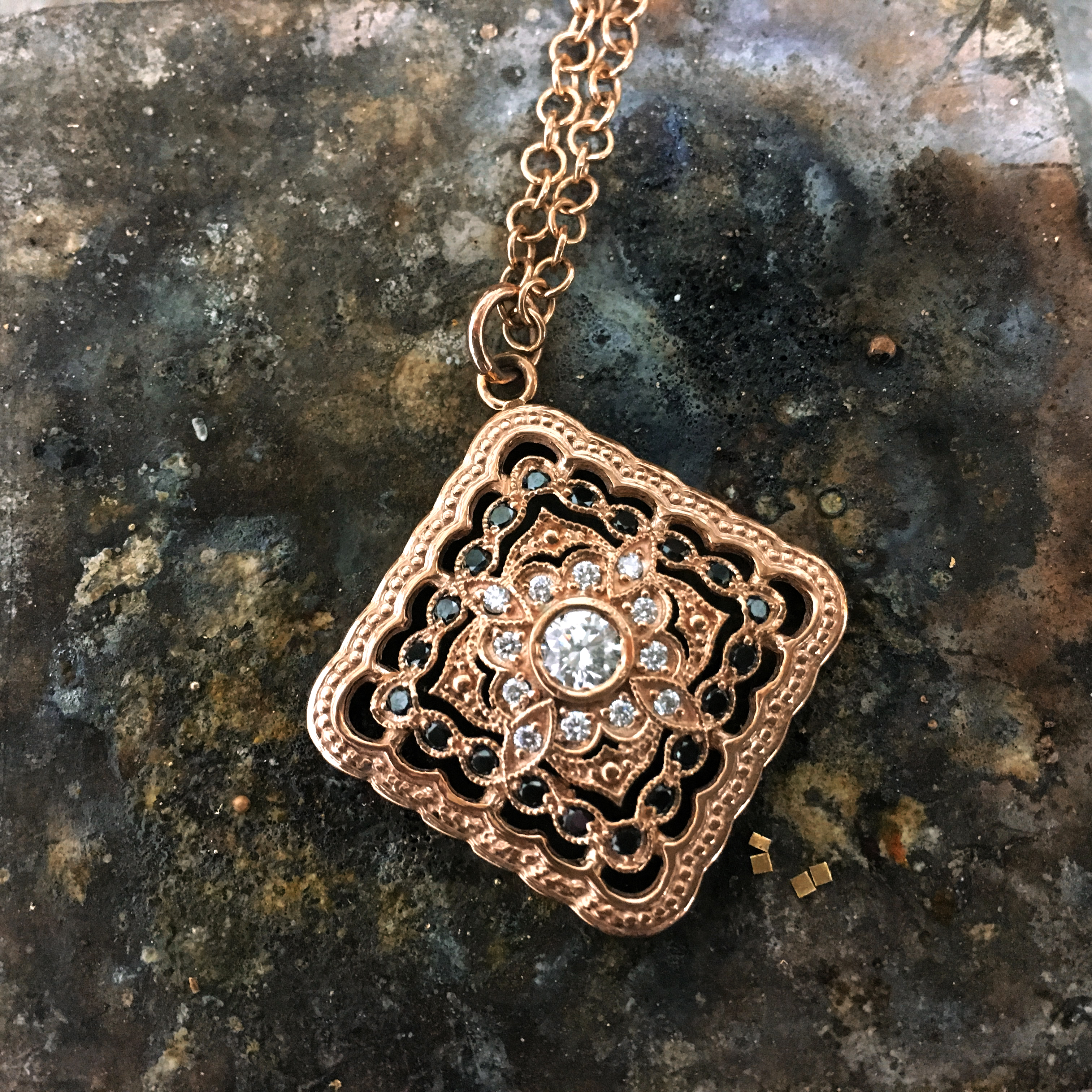 תליון זהב אדום בשיבוץ יהלומים שחורים ולבנים